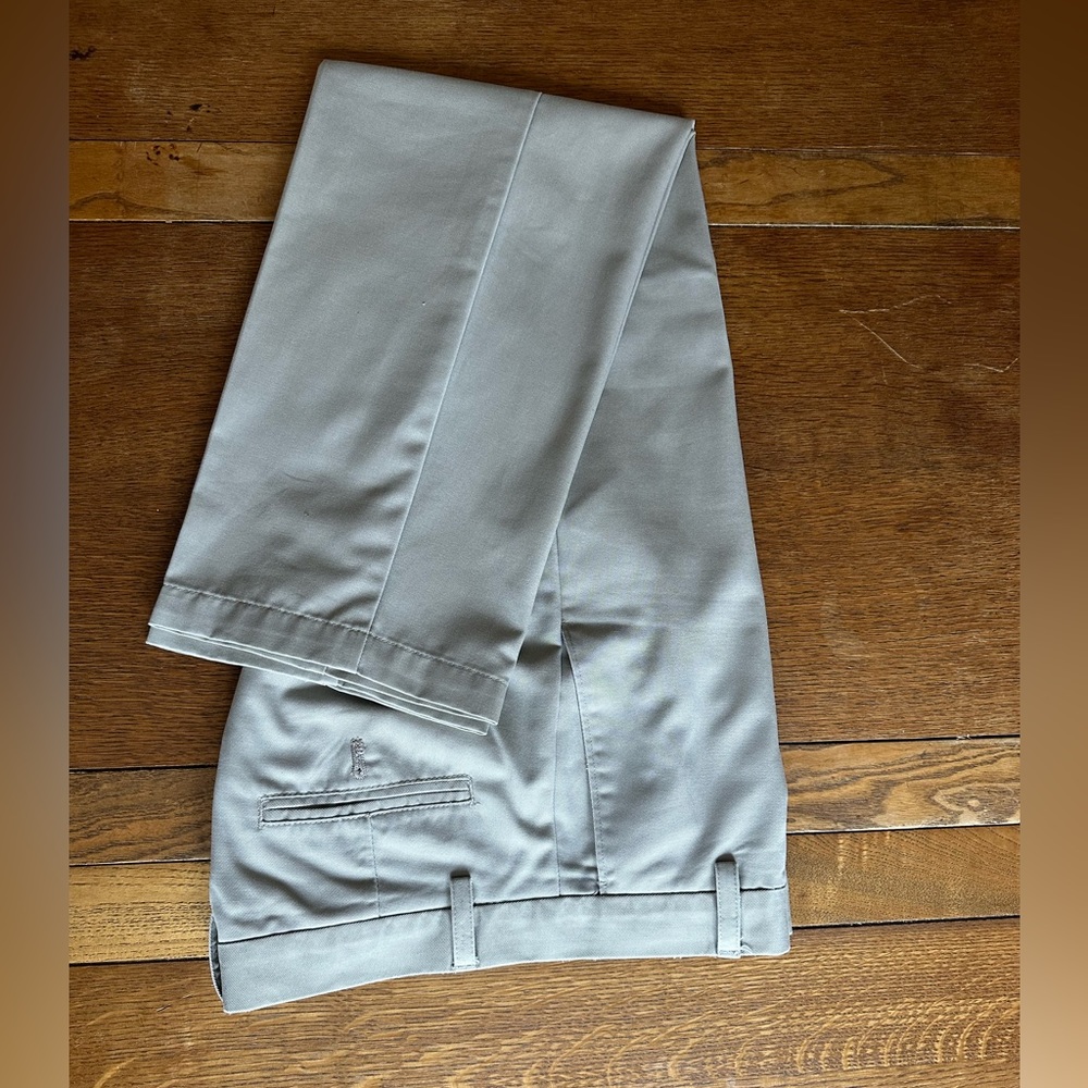 IZOD Men’s American Chino Dress Pants 30x30 - Straight Fit - Picture 3 of 4